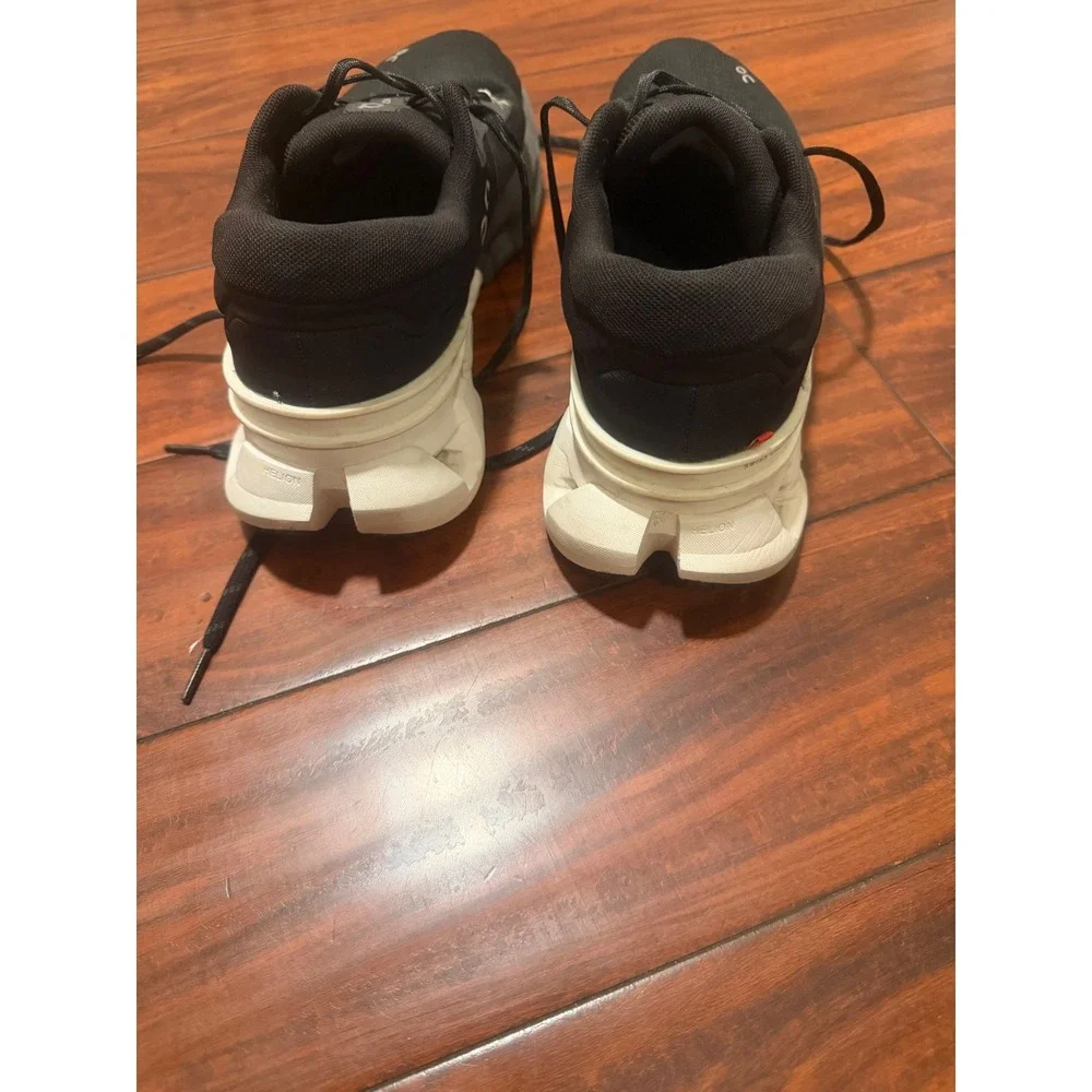 On Cloudflyer Mens 11.5 Black White Running Shoes Swiss Engineering CloudTec